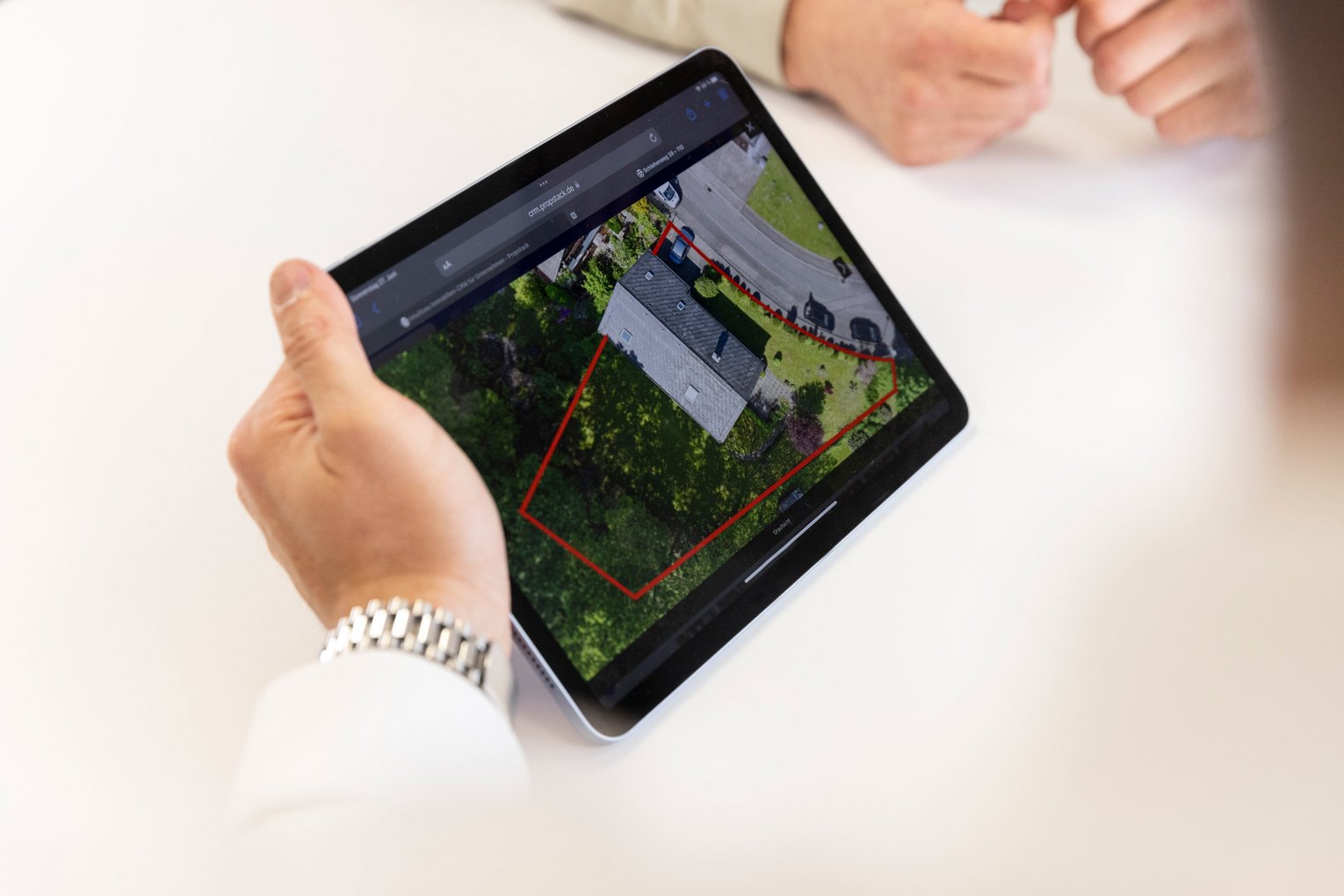Immobilienansicht auf Tablet Tablet zeigt AuĂźenansicht einer Immobilie